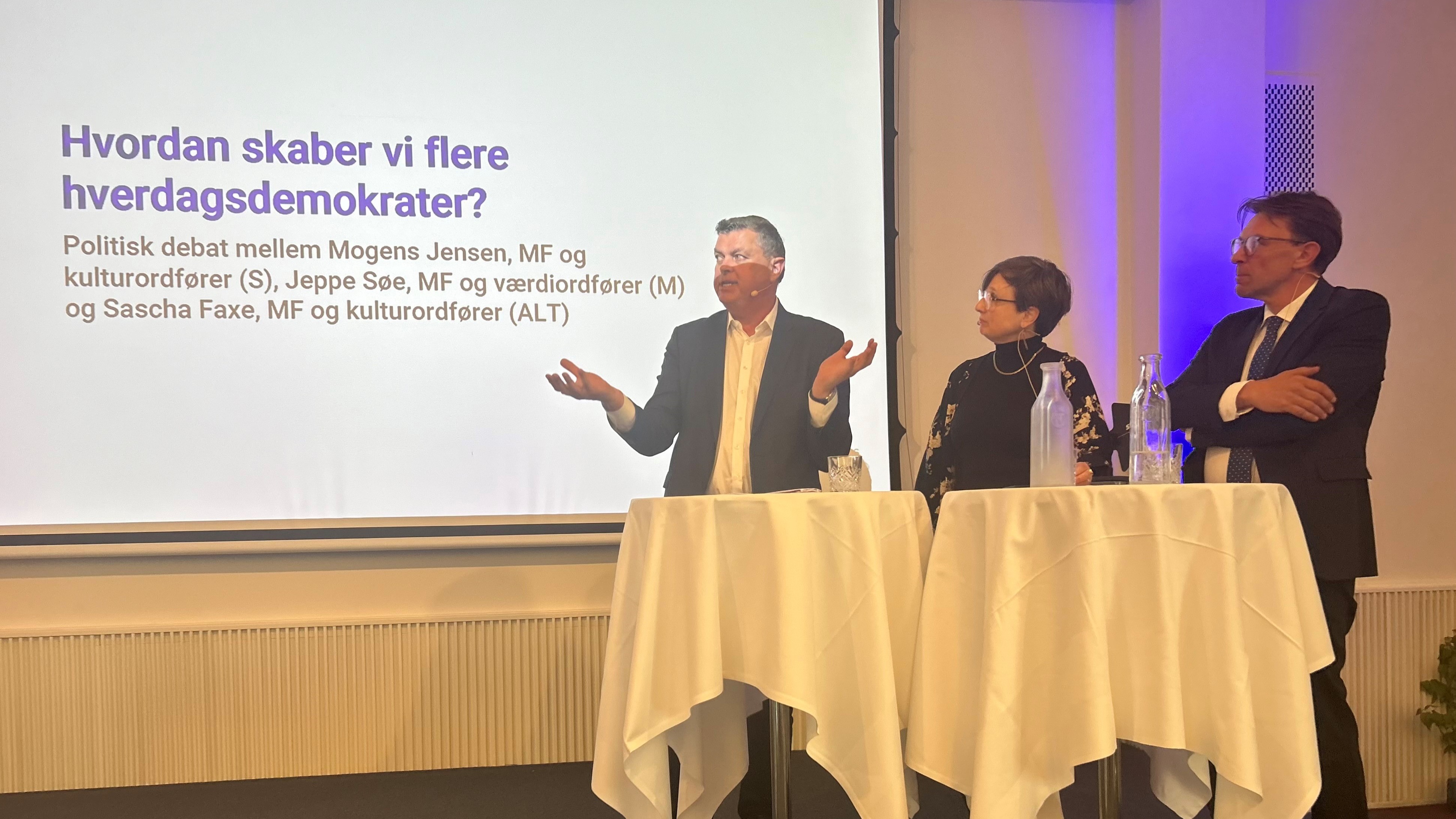 Mogens Jensen (S), Sascha Faxe (ALT) og Jeppe Søe (M) deltog i en politisk debat på DFS’ årsmøde.