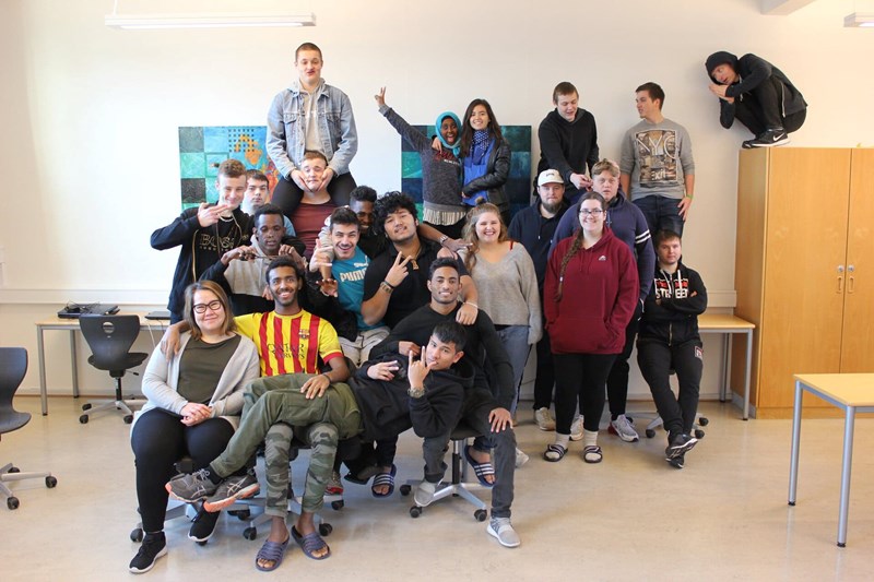 Unge på Brande Højskole. Højskolen har modtaget støtte til en hjælpepakke til de udsatte unge – som må væk hjemmefra for at komme videre i job og uddannelse.