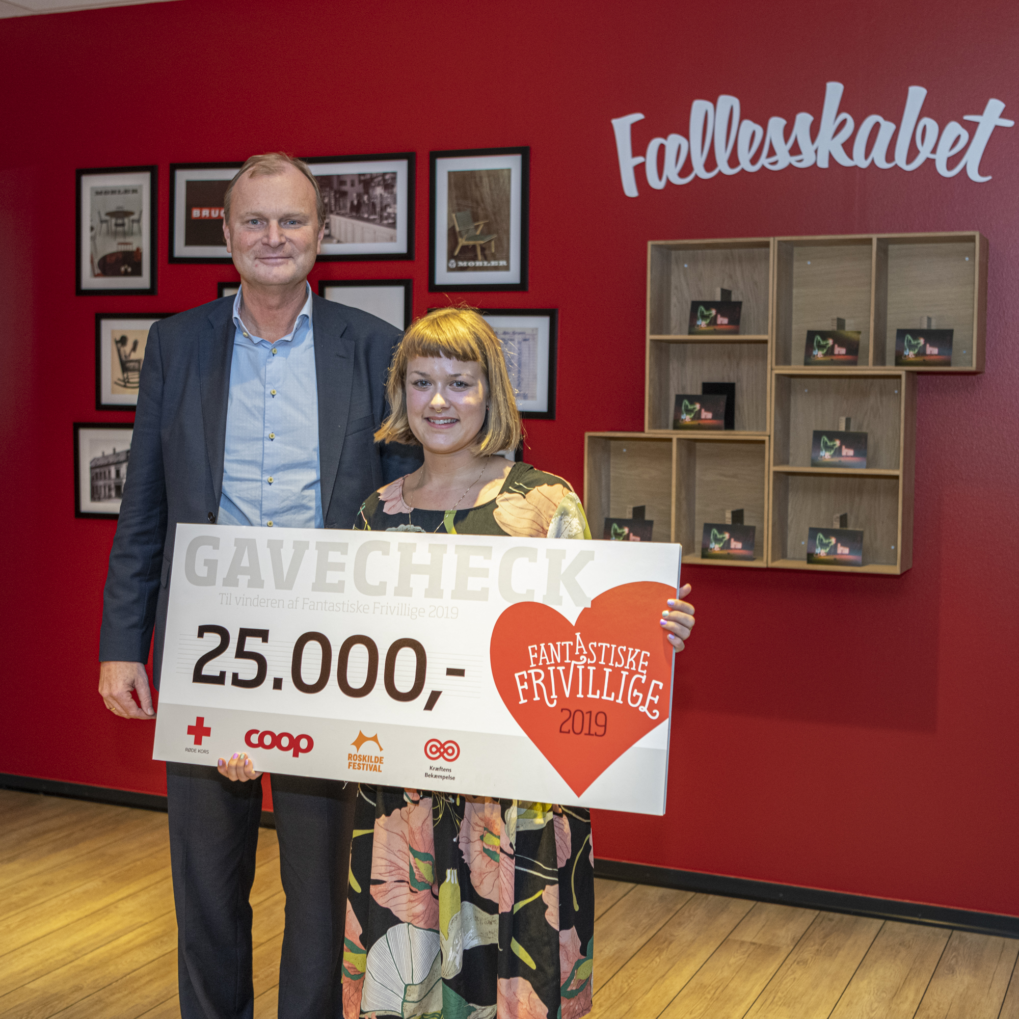 Vinderen af Fantastiske Frivillige 2019 Stine Knak Olesen fra Fundamentet i Aarhus sammen med Coop formand Lasse Bolander. (Foto: Steven Biccard)