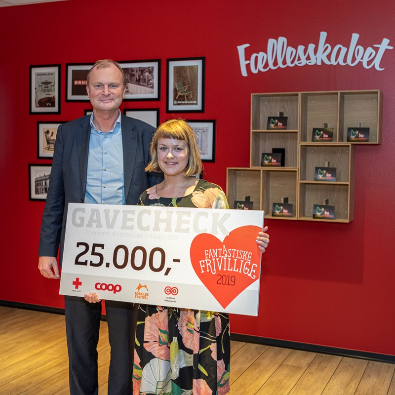 Vinderen af Fantastiske Frivillige 2019 Stine Knak Olesen fra Fundamentet i Aarhus sammen med Coop formand Lasse Bolander. (Foto: Steven Biccard)