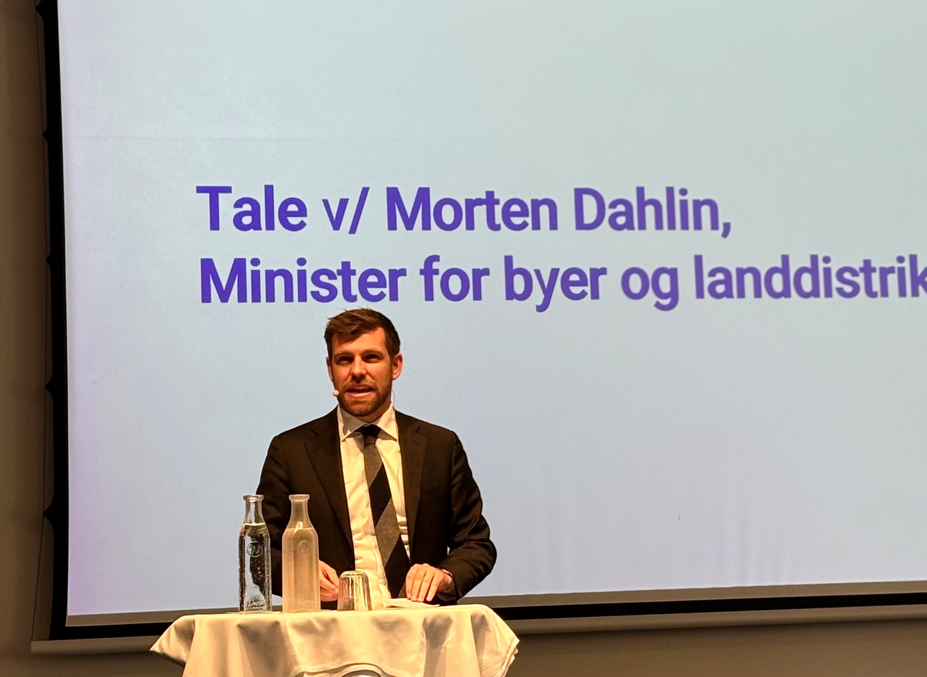 Minister vil bruge en rambuk mod bureaukratiet