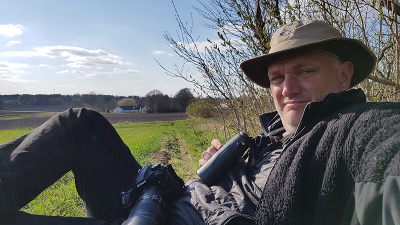 Morten DD, som kalder sig selv chefkratlusker, taler på efterårets første morgen med mening.